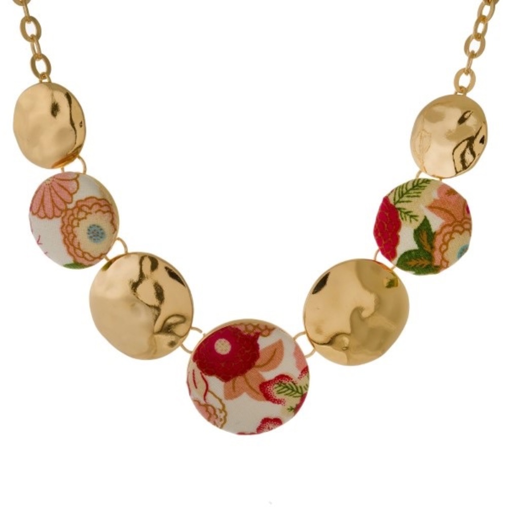 Short floral necklace. Perfect for summer.